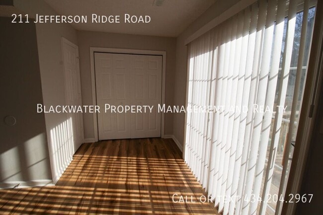 Building Photo - 211 Jefferson Ridge Rd