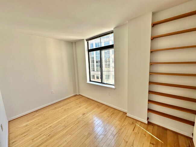 Building Photo - Fantastic 1 Bedroom with Den/Office/Additi...