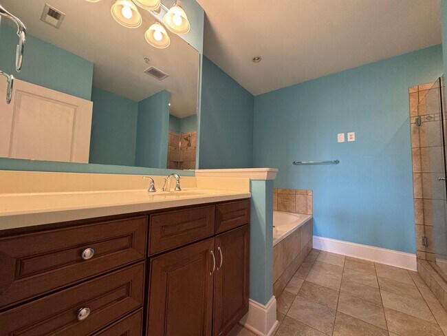 Building Photo - Mayfaire Townview 1 Bed/2 Bath + Bonus Room, Second Floor, Balcony