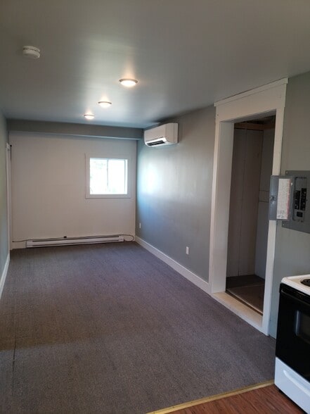 Building Photo - 66 Maple Ave