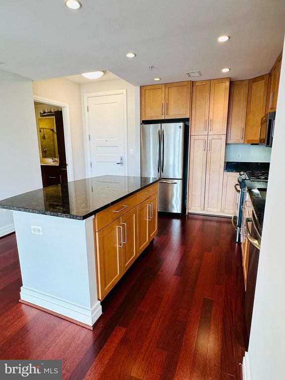 Building Photo - 8220 Crestwood Heights Dr