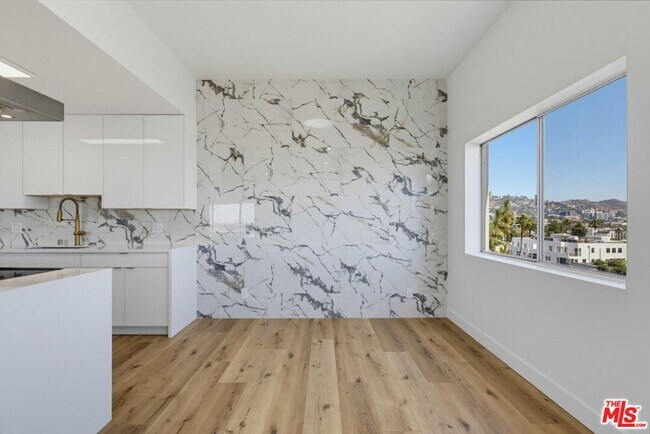 Building Photo - 435 N Oakhurst Dr