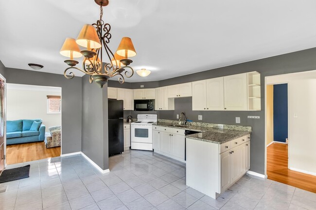 Building Photo - 16345 Pollyanna St