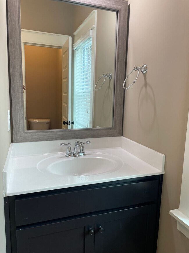 Building Photo - One level home with 2 Car Garage!