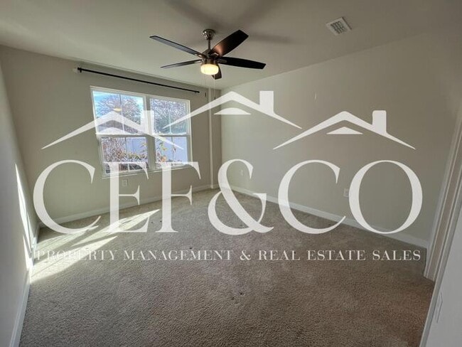 Building Photo - Spacious Townhome available in Spartanburg's East Side