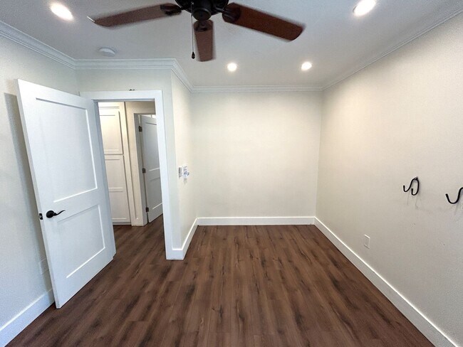 Building Photo - 247 W Woodland Oaks Dr