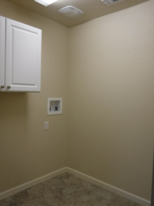 Building Photo - Great 4 Bedroom Condo With Upgrades! Highland Park Subdivision