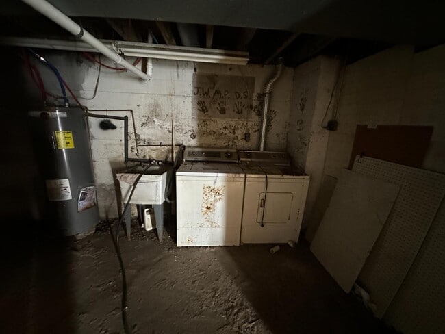 Building Photo - 210 E 7th St