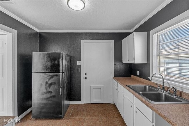 Building Photo - 2400 Broadway Dr