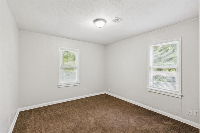 Building Photo - 306 W Mimosa Dr