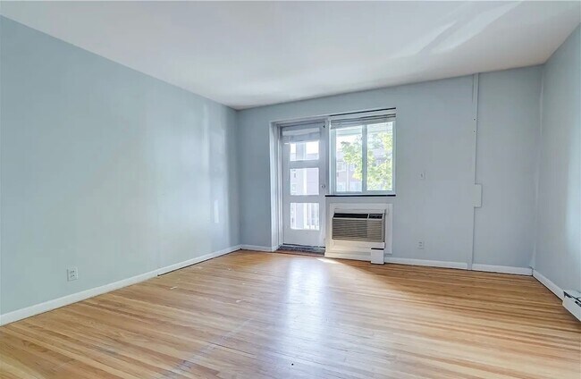 Building Photo - 2434 East Ave