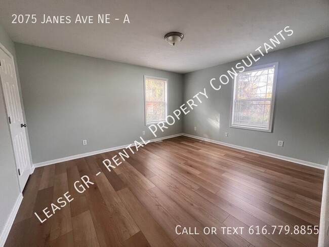 Building Photo - Spacious Duplex near Riverside Park!