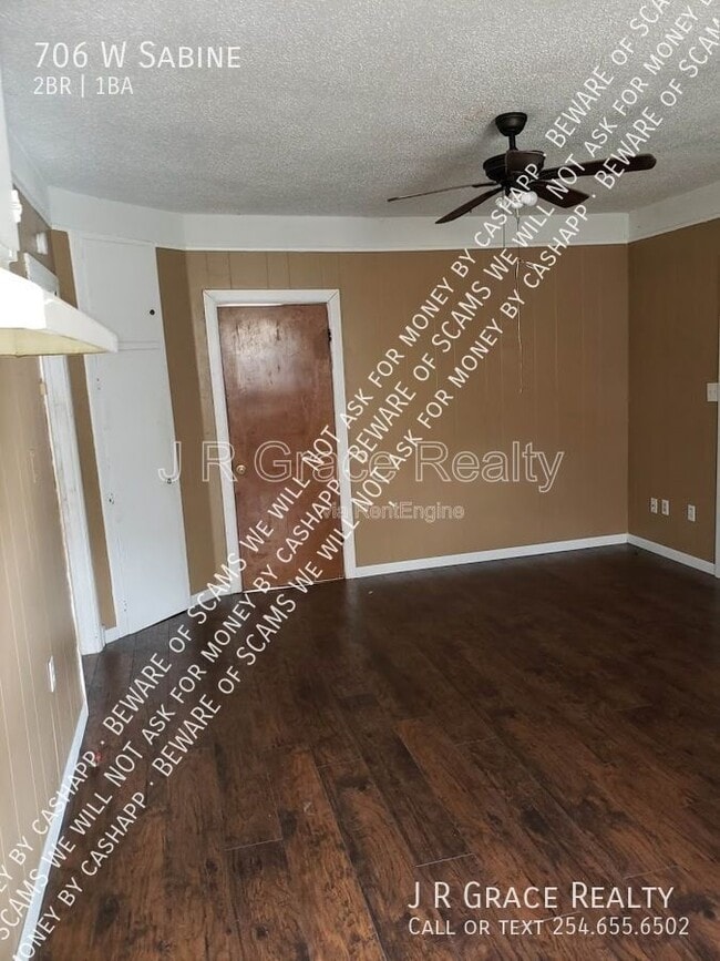 Building Photo - 706 W Sabine St