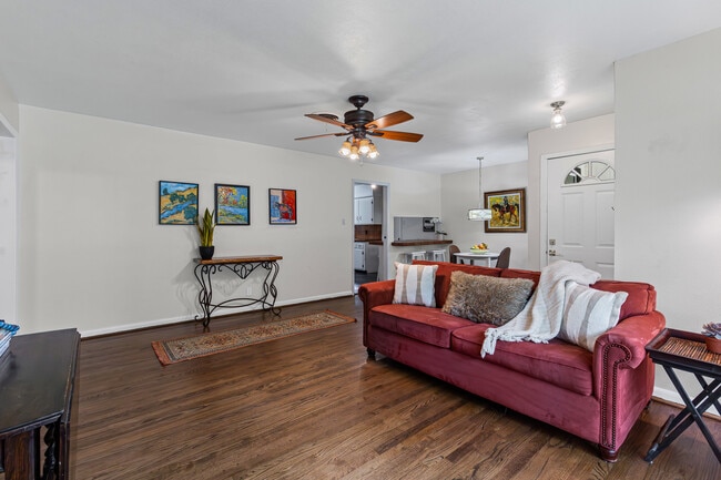 Building Photo - 1404 Bluebonnet Trail