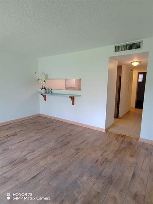 Building Photo - Welcome to Tampa Racquet Club – Where Comfort Meets Convenience!