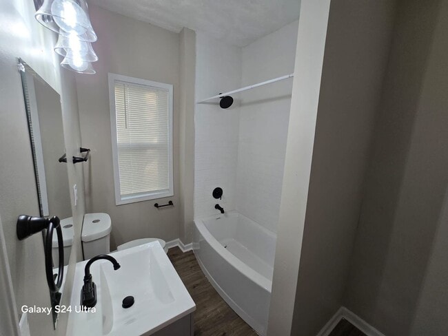 Building Photo - Renovated 3-Bedroom Home – We Welcome Sect...