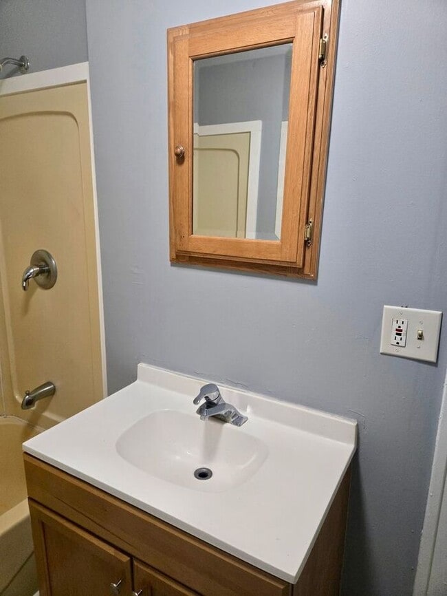 Building Photo - 2nd Floor 1 bedroom Apartment Niles