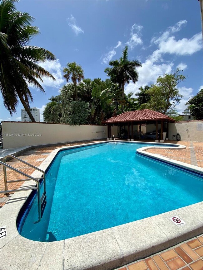 Building Photo - 1632 S Bayshore Ct