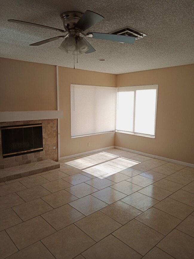 Building Photo - Welcome to this cozy 3-bedroom, 2-bathroom...