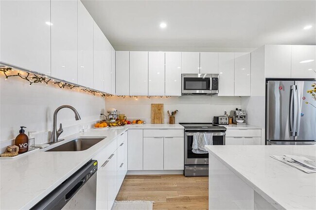 Building Photo - 71 Richmond St