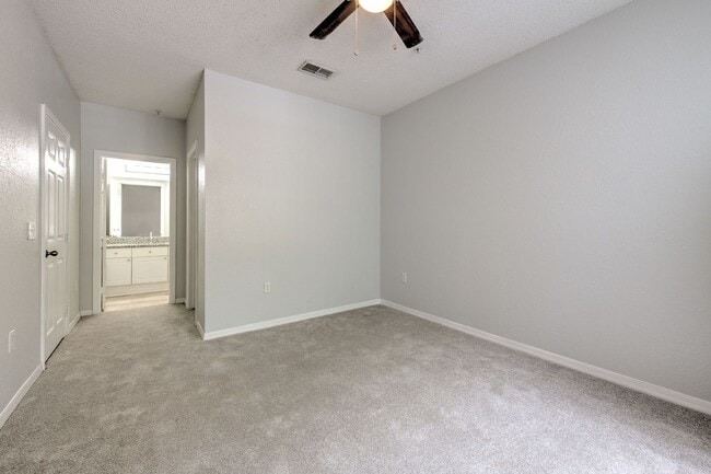 Building Photo - Very nicely upgraded  2bed/2bath 2nd floor...