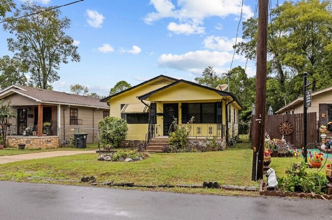 Building Photo - Cozy and Beautifully Renovated 3 Bedroom 2...