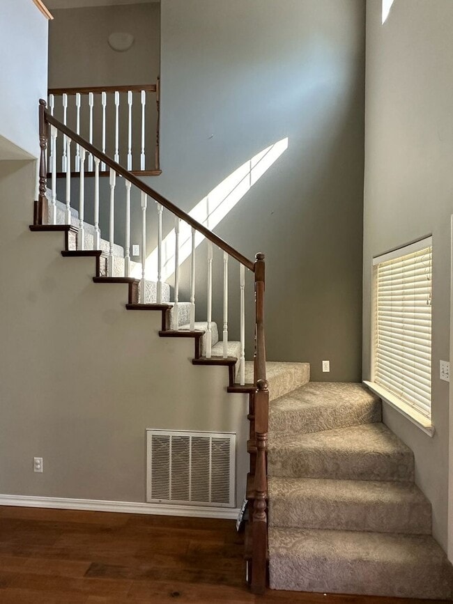 Building Photo - 511 Lone Oak Ct