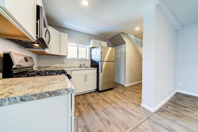 Building Photo - Stunning 3 bedroom home in Brookline available July 10!