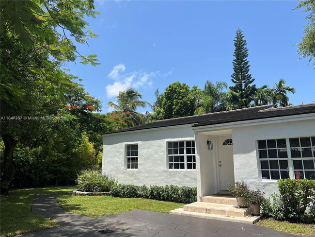 Building Photo - 2450 SW 19th Ave