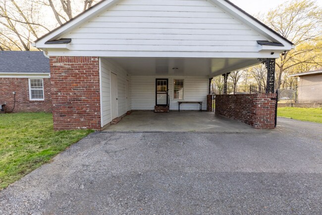 Building Photo - 1280 Old Hickory Rd