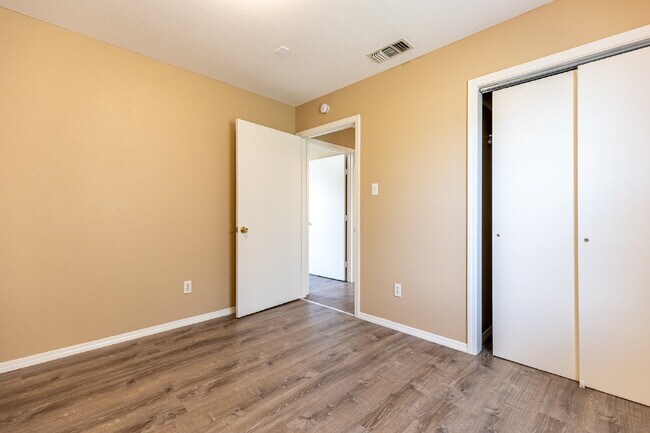 Building Photo - 303 Villareal St
