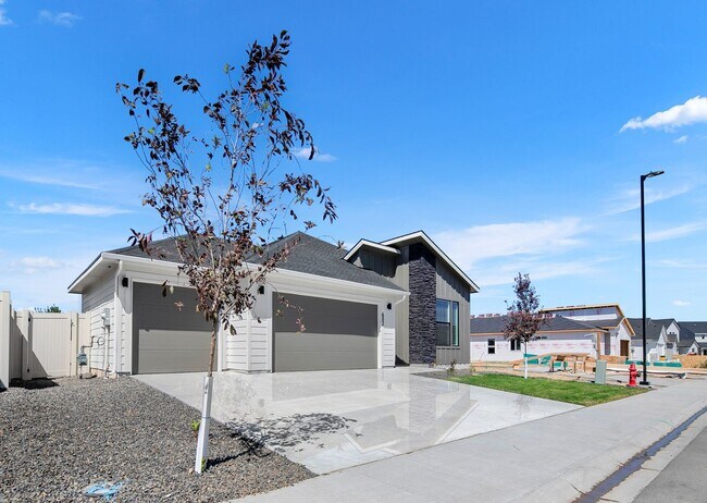 Building Photo - $200.00 Move in Special for September / Oc...