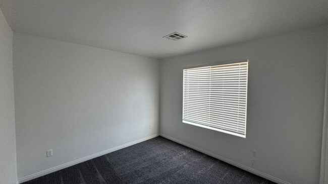 Building Photo - SW 2 story 4 bdrm Large yard