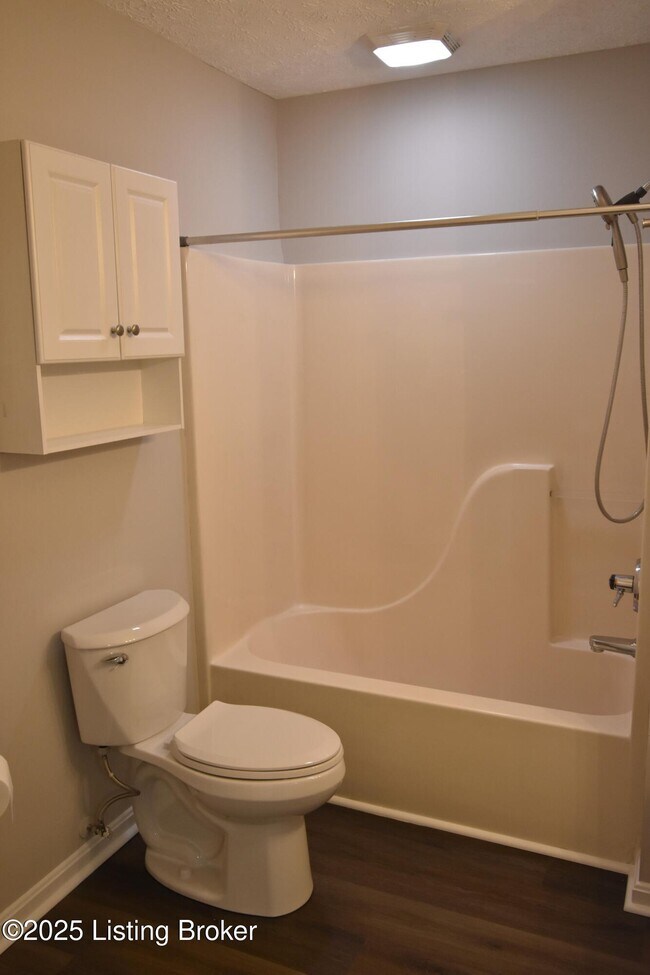 Building Photo - 4313 Hickoryview Dr