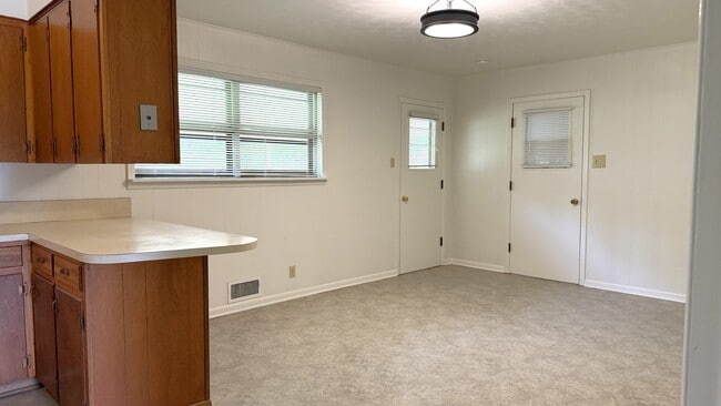 Building Photo - 1805 Waterloo Ave