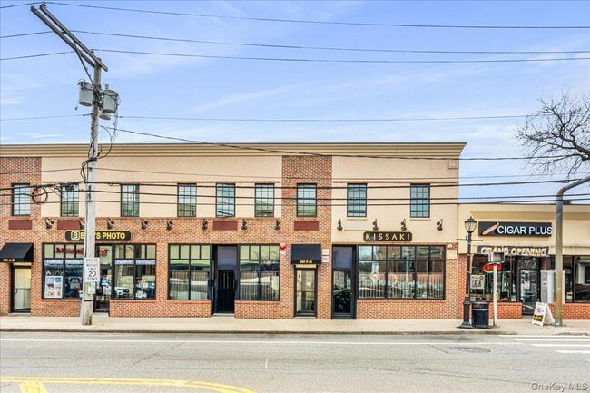 Building Photo - 409 Plandome Rd