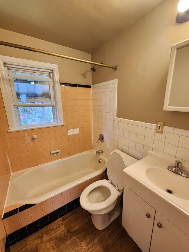 Building Photo - Recently Renovated 3 Bedroom in Harrisburg!