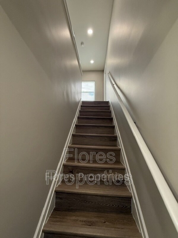 Building Photo - 1018 Urana Ave