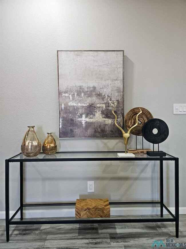 Building Photo - 510 W Dallas Ave