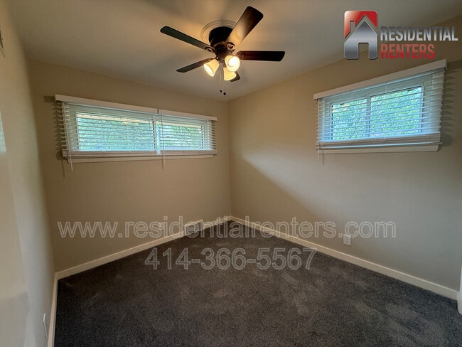 Building Photo - 205 N 165th St