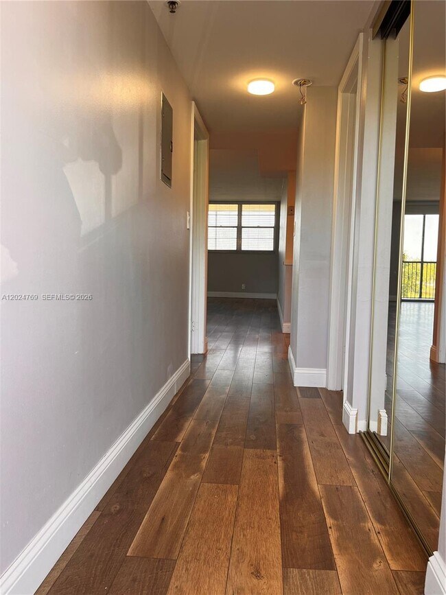 Building Photo - 3100 W Rolling Hills Cir