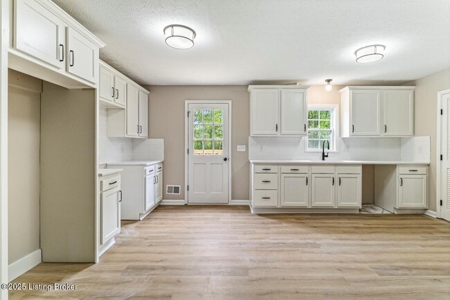 Building Photo - 2222 Elmcrest Dr