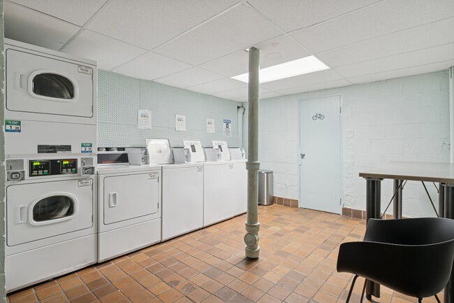 Building Photo - 5616 N Kenmore Ave