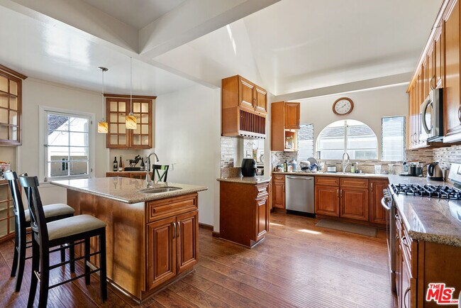 Building Photo - 10530 Kinnard Ave