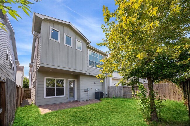Building Photo - 1815 Crestdale Dr