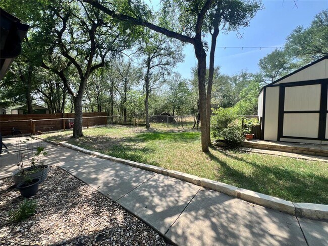 Building Photo - 124 Oak River Dr