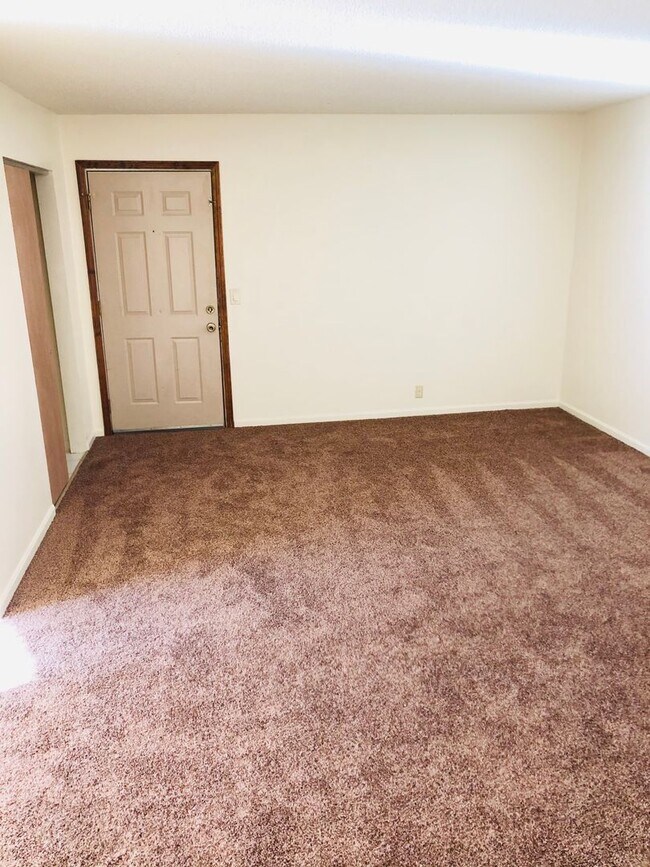 Building Photo - Spacious Apartment!