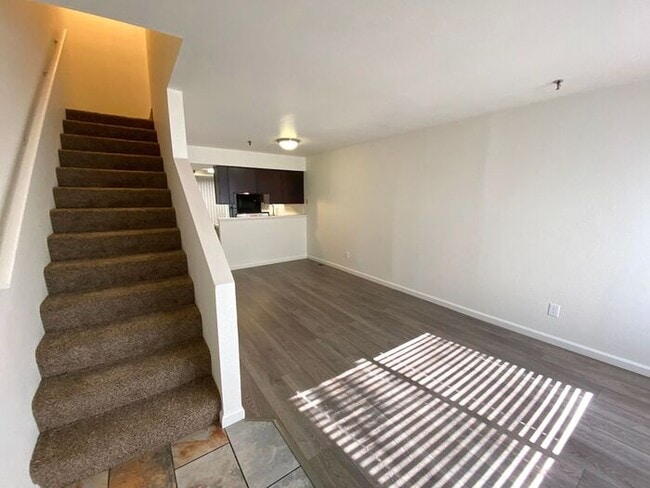 Building Photo - 2 Bedroom Townhouse - Garage/Washer-Dryer ...