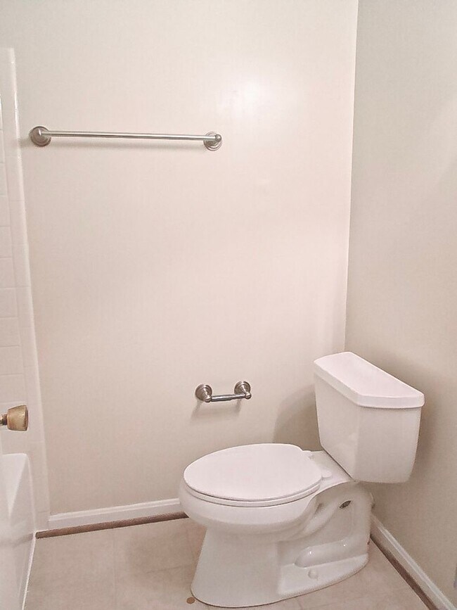 Building Photo - Classic and Charming 3 Bedrood 2.5 Bathroo...
