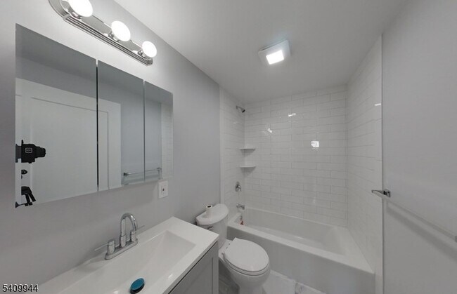 Building Photo - 130 1st St